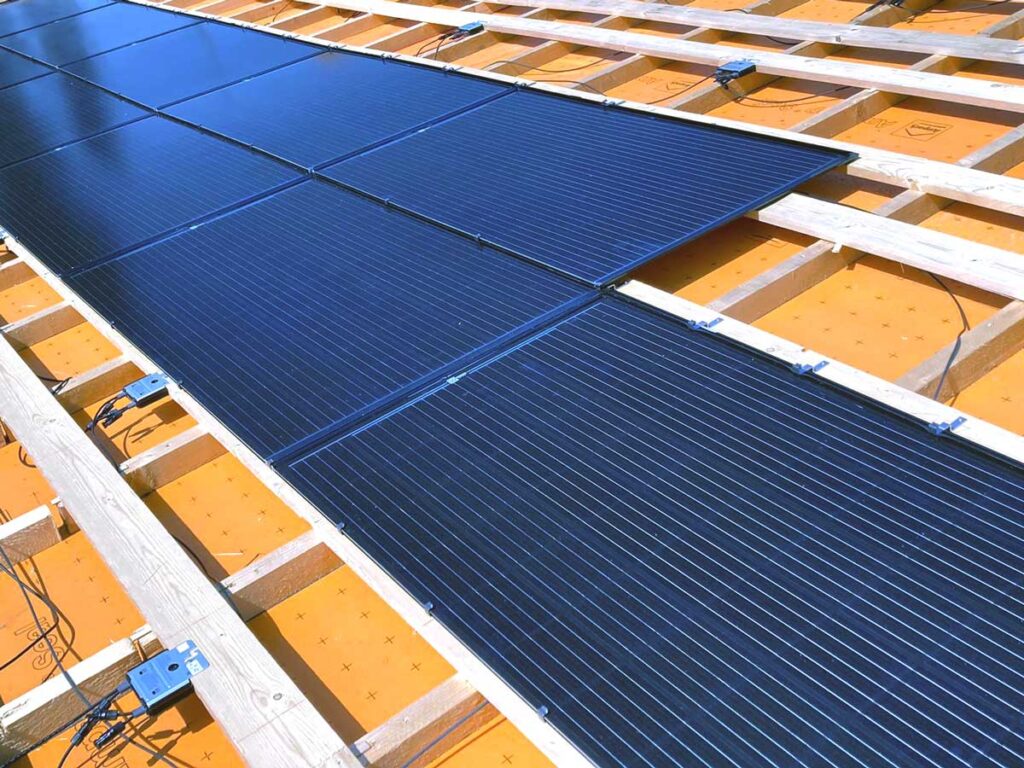 PV-Module bündig in Steildach aus Tonziegeln integriert – moderne Indachlösung für ästhetische Stromgewinnung