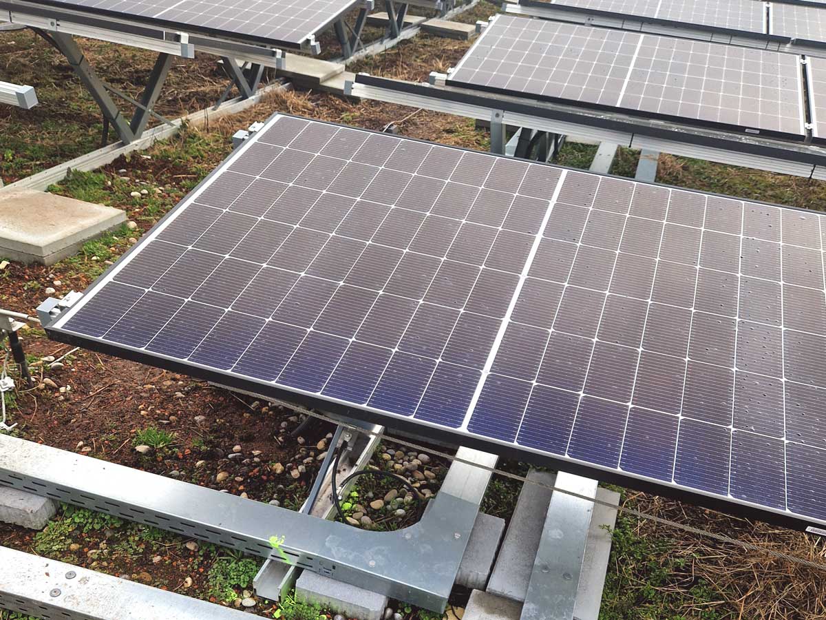 PV-Anlage auf Flachdach mit Metallstützen