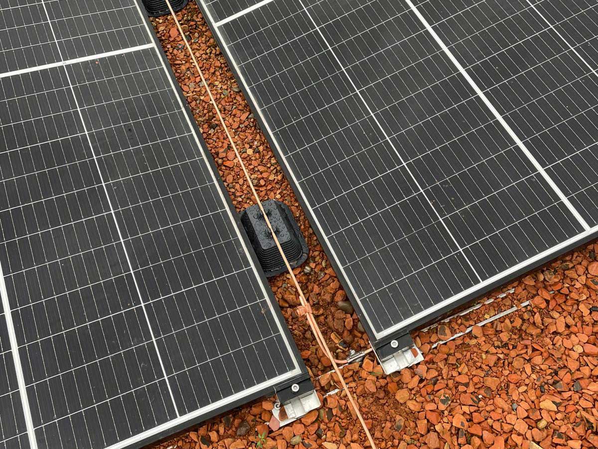 Bedachung Solaranlagen auf rotem Kies-Flachdach