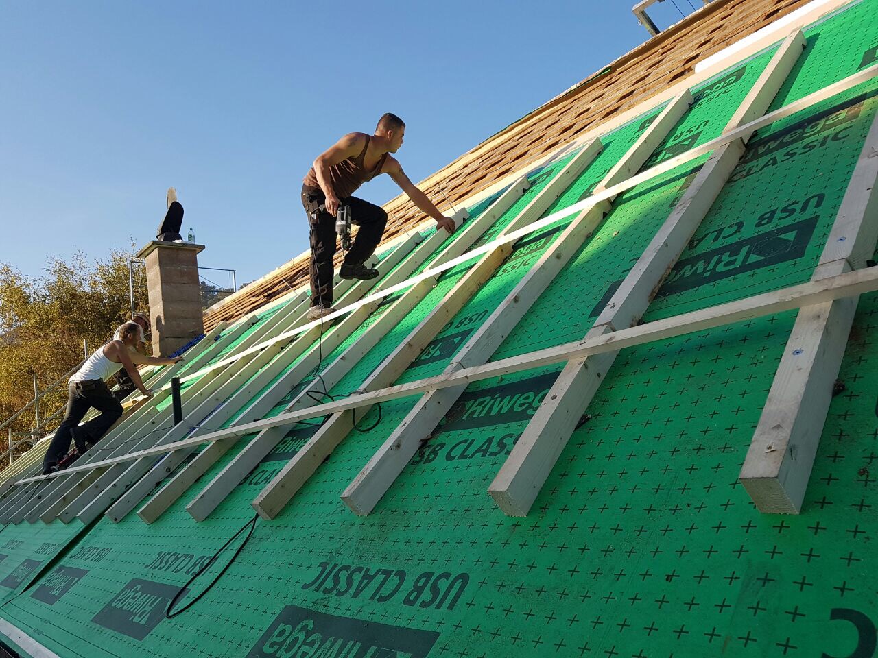 Bedachung Dachrohbau mit Holzbalden und Tonziegel