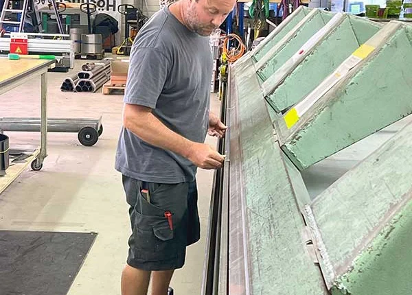 Spengler Arne Hassel bei der Arbeit für die Höchner.ch AG