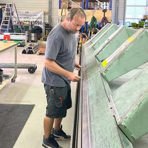 Spengler Arne Hassel bei der Arbeit für die Höchner.ch AG